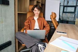 Birou eficient in orice sezon: 5 idei practice pentru un mediu de lucru optim