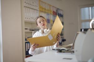 Resurse valoroase pentru PFA: Solutii practice in doua ghiduri esentiale